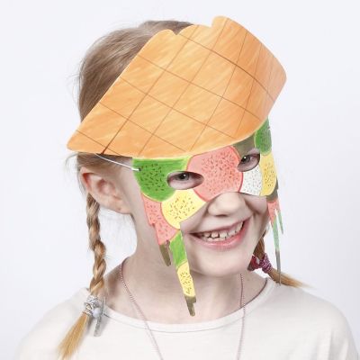 Un masque en papier cartonn&eacute; d&eacute;cor&eacute; avec des marqueurs