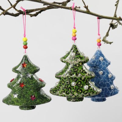 Un sapin de Noël avec du découpage et des décorations.