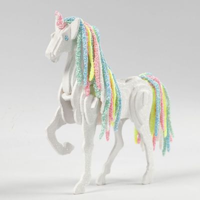 Un cheval transform&eacute; en licorne