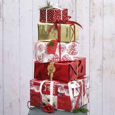 Emballage cadeau de Noël avec du papier et des décorations Vivi Gade Design