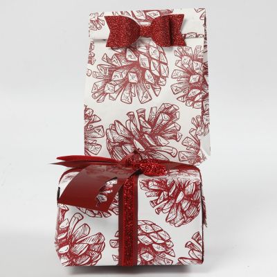 Emballage cadeau avec des décorations et du papier de Vivi Gade Design