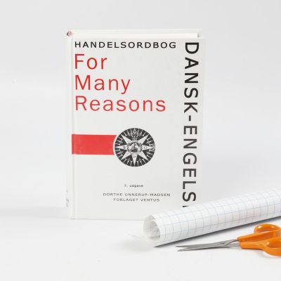 Un livre avec une couverture protectrice