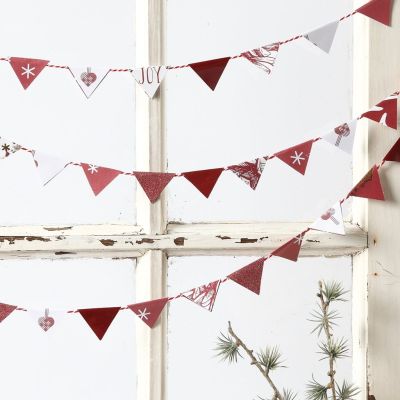 Guirlande réalisée à partir de petits fanions en papier décoratif Vivi Gade.