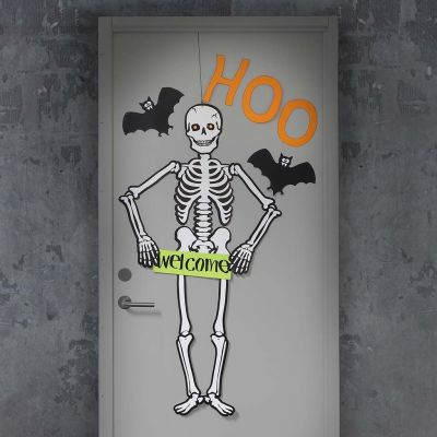 Un porte d'Halloween décorée d'un grand squelette et de chauves-souris