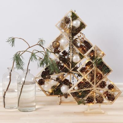 Des sapins de Noël décorés de boules de Noël
