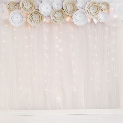 Des fleurs pour la décoration et une toile de fond pour des photos de fête