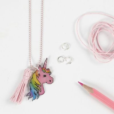 Un collier licorne en plastique thermor&eacute;tractable avec un dessin pr&eacute;-imprim&eacute;