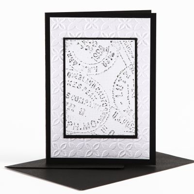 Une carte de vœux avec une décoration en relief et des crayons de cire.