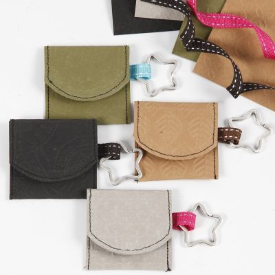 Un porte-clés en papier simili cuir