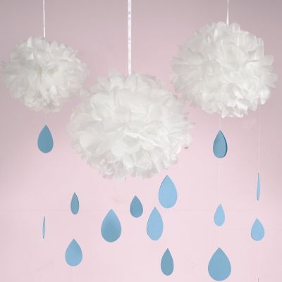 Un nuage en pompons de papier de soie avec des gouttes de pluie en carton