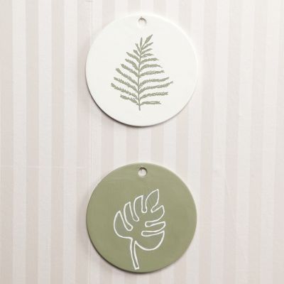 Des assiettes en terre cuite décorées avec de la peinture acrylique