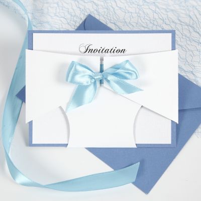 Une invitation de baptême avec une couche.