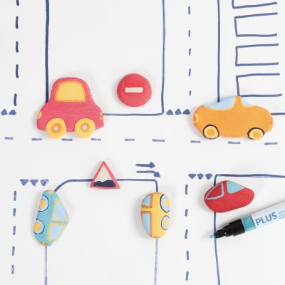 Voitures et panneaux routiers en argile autodurcissante