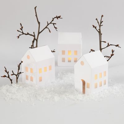 Maisons illuminées avec des bougies chauffe-plat LED