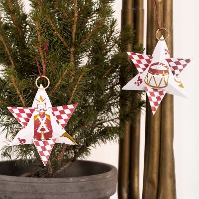 Une étoile de Noël en papier design avec le motif Casse-Noisette