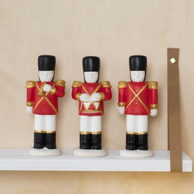 Un casse-noisette en terracotta décoré avec de la peinture Plus Color