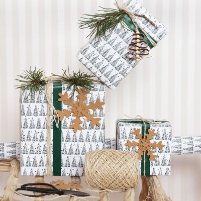 Emballage de cadeaux de Noël avec motif de sapin de Noël et décorations en papier imitation cuir