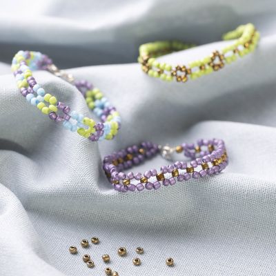 Bracelets avec un motif simple en perles de rocaille.