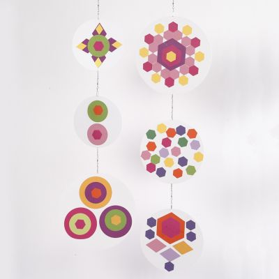 Un mobile réalisé avec des collages de papier coloré
