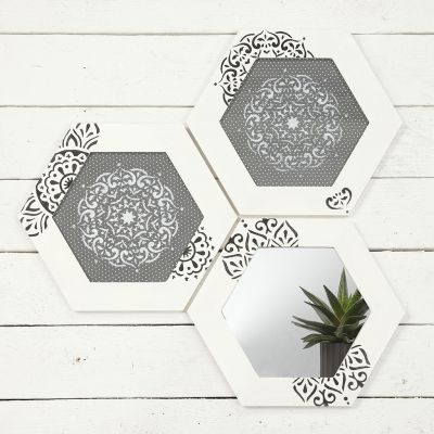 Cadres en bois décorés avec des motifs ethniques à l'aide d'un pochoir