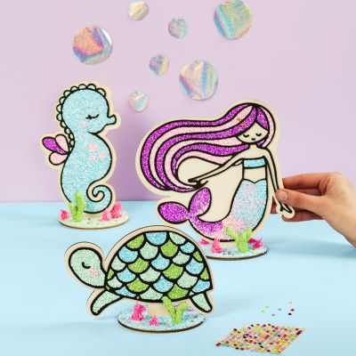 Une tortue, une sir&egrave;ne et un hippocampe en bois remplis de Foam Clay