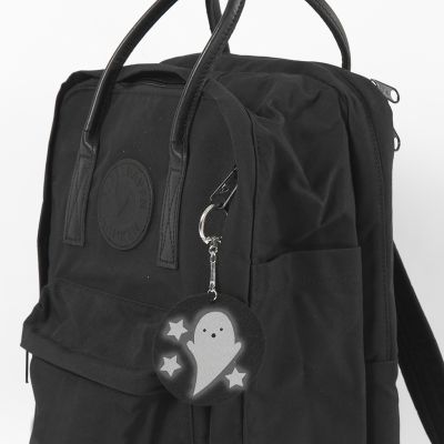Un porte-clés fantôme en pendentif pour un sac d’école