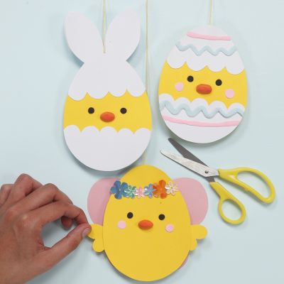Des poussins de Pâques en papier cartonné décorés avec de la pâte Silk Clay