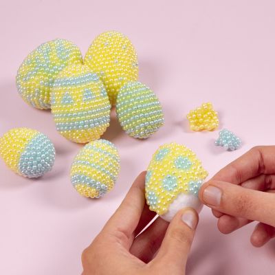 Œufs de Pâques en polystyrène décorés avec de la Pearl Clay.