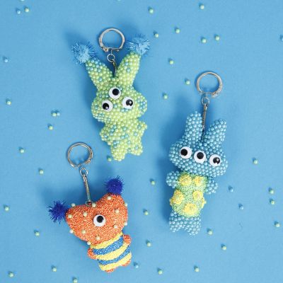 Porte-cl&eacute;s animaux en tissu d&eacute;cor&eacute;s avec de la Pearl Clay.