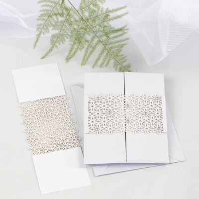 Bande de carte à motif de dentelle comme fermeture sur une carte de vœux à trois volets