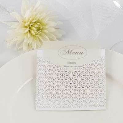Menu de mariage dans une pochette en carton et papier cartonné à motif dentelle