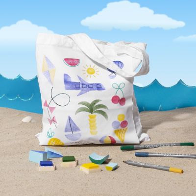 Sacs de courses avec des motifs imprim&eacute;s sur le th&egrave;me de l&rsquo;&eacute;t&eacute;