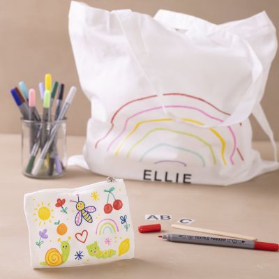 Un sac de courses d&eacute;cor&eacute; avec des marqueurs pour textile et des autocollants &agrave; transf&eacute;rer