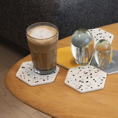 Un carreau en terre cuite décoré d’éclats effet terrazzo.
