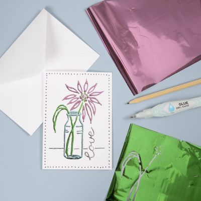 Une carte de voeux décorée de film décoratif en utilisant un dessin fait main