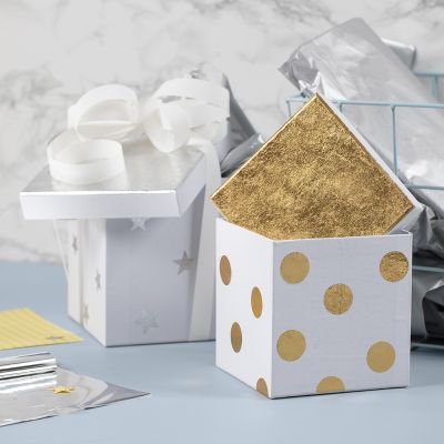 Une boîte décorée de film décoratif