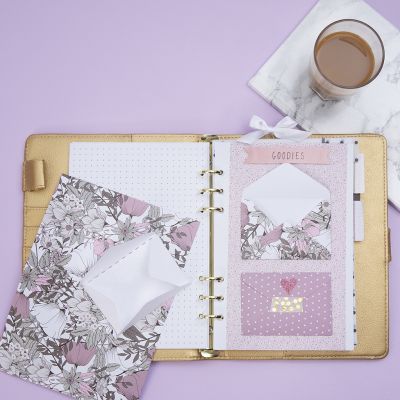 Une enveloppe pour ranger de petits objets dans un bullet journal et un agenda.