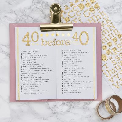 Une bucket list dans un bullet journal et un agenda.