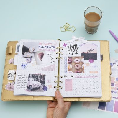 Vue mensuelle dans un bullet journal et un agenda