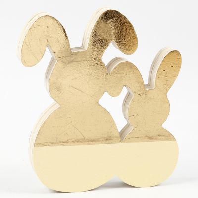 Un lapin de Pâques décoré avec un film décoratif doré et de la peinture acrylique