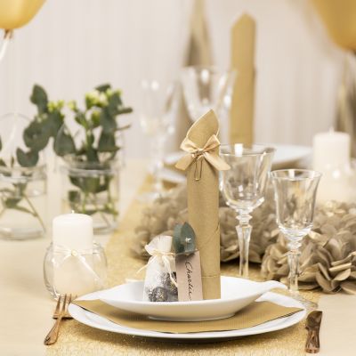 Décorations de table dorées avec des fleurs en papier