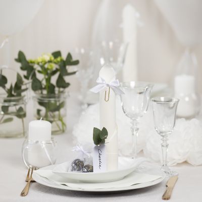 Décorations de table blanches avec des fleurs en papier