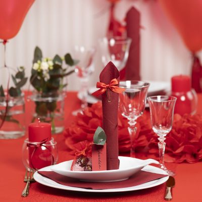 Décorations de table rouges avec des fleurs en papier
