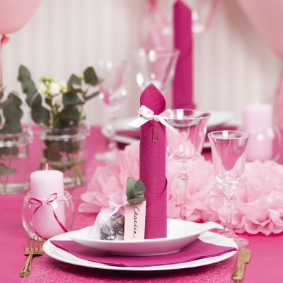 Décorations de table légères rouges avec des fleurs en papier