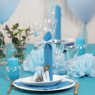 Décorations de table bleu clair avec des fleurs en papier