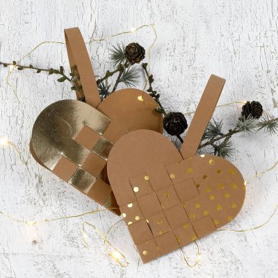 Un panier cœur de Noël tressé en papier simili-cuir