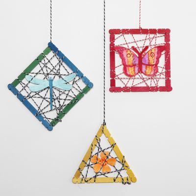 Décorations à suspendre avec des bâtonnets de construction en bois et des formes estivales découpées.