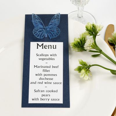 Carte de menu bleue avec un papillon perforé