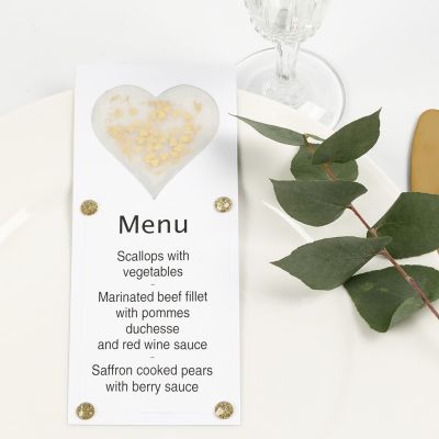Une carte de menu décorée avec un coeur en papier vélin