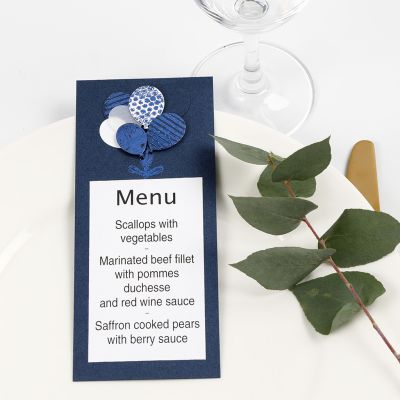 Une carte de menu décorée de ballons en carton ornés de feuille Deco Foil